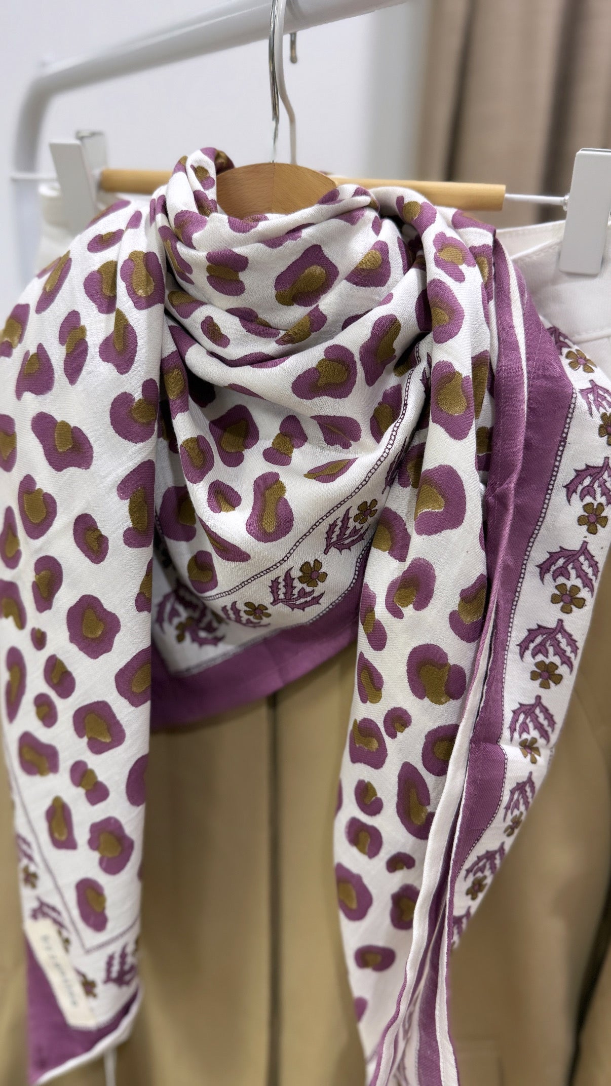 Grand foulard Léopard écru et violet