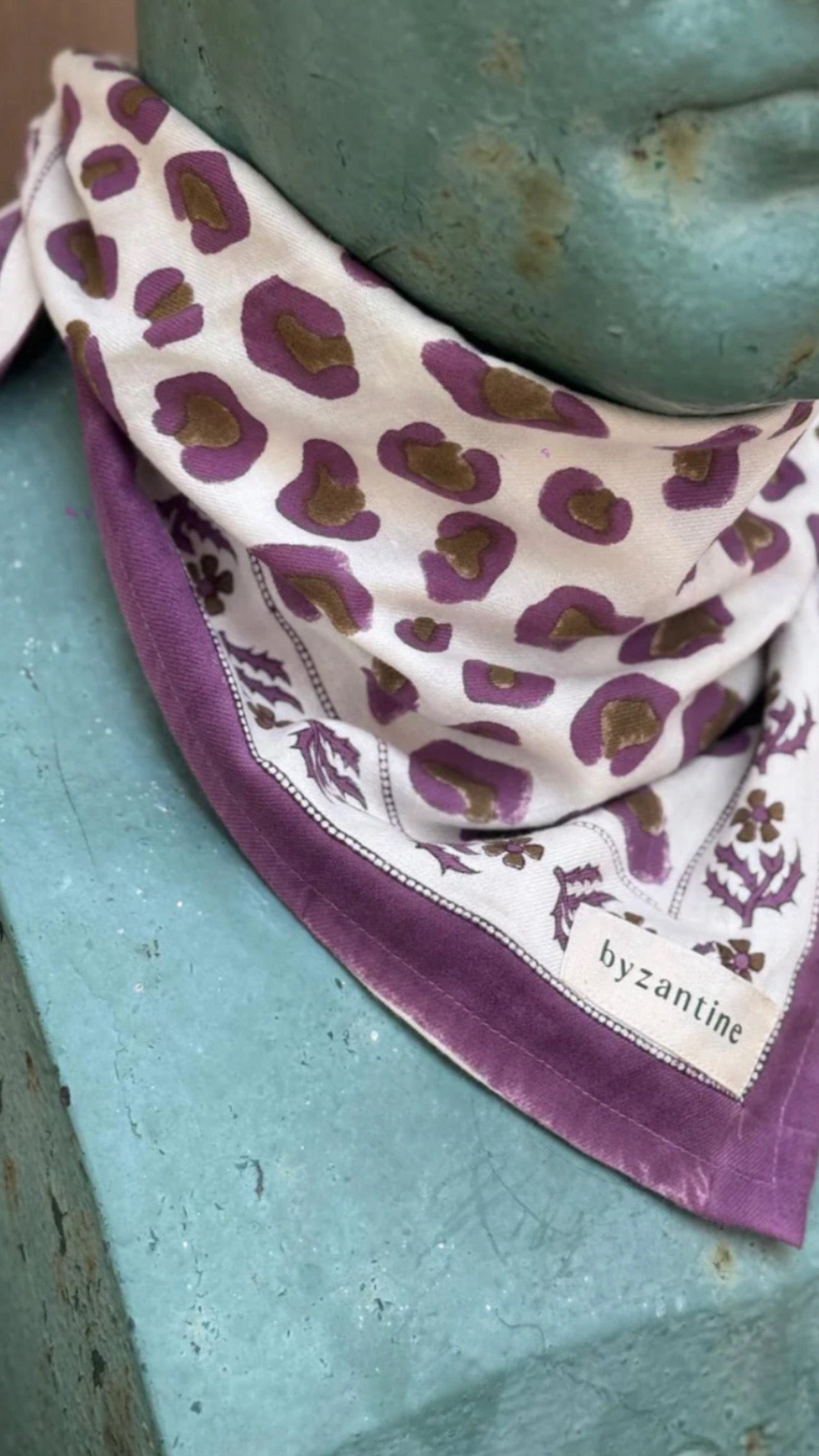 Grand foulard Léopard écru et violet