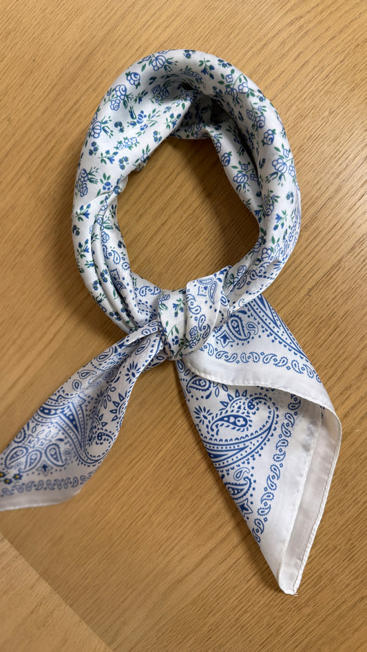 Foulard fleurs bleues